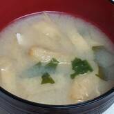 油揚げとワカメのみそ汁