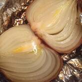 玉ねぎが主役！丸ごと新玉ねぎのホイル焼き