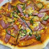 手作り生地のピザ