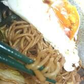 目玉焼きのせ焼きそば