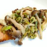 鮭とキノコのマヨしょうゆ炒め