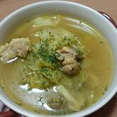 カレー風味のチキンスープ