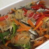 美味しい彩り！豆アジとせん切り野菜の南蛮漬け