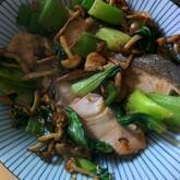 鮭とキノコのマヨしょうゆ炒め