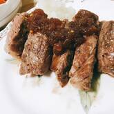 牛ステーキの玉ネギソースがけ