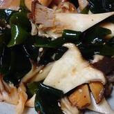 ワカメとエリンギのピリ辛和え