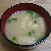 豆腐と玉ネギのみそ汁