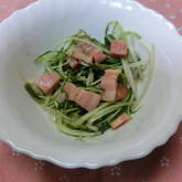 サッと作れる！ニンニク香る水菜とベーコンのシンプル炒め