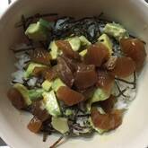 ニンニク香る！アボカドとマグロの丼