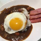 ソーセージと目玉焼きのカレースープごはん