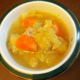 カレー風味のチキンスープ