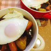 ソーセージと目玉焼きのカレースープごはん