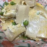 ほっとする味 エンドウ豆と高野豆腐の卵とじ