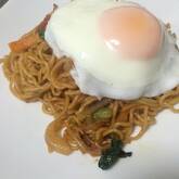 目玉焼きのせ焼きそば