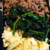 彩り鮮やか！簡単基本の三色丼 ご飯がすすむ 卵と鶏とキュウリで作る