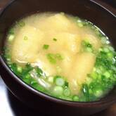 ジャガイモと油揚げのみそ汁