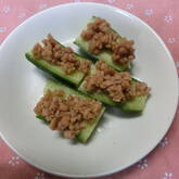 キュウリの肉みそのせ