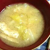 キャベツと油揚げのみそ汁