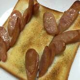 ソーセージのスパイシーな切り込みトースト