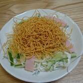 揚げそばサラダ
