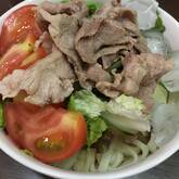 お肉も野菜もたっぷり！大満足の豚しゃぶのせサラダうどん