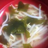 モヤシとワカメのスープ