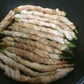 お箸がすすむ！定番アスパラの肉巻き焼き