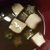 トロトロがおいしい オクラと豆腐の味噌汁