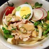 お肉も野菜もたっぷり！大満足の豚しゃぶのせサラダうどん