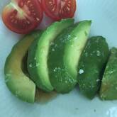 ごま油と塩だけ！無限に食べられるアボカドのお刺身