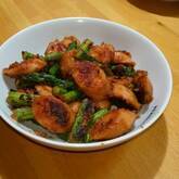 アスパラと魚肉ソーセージのみそバター炒め