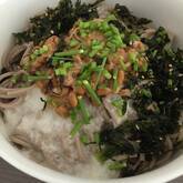 おうちで簡単！納豆とろろの冷たい蕎麦