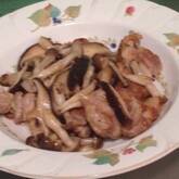 鶏肉とシイタケのシンプルピリ辛炒め