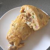 ソーセージと玉ネギのオムレツ