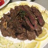 オニオンソースがけステーキ