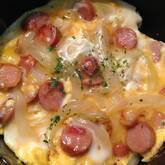 ソーセージと玉ネギのオムレツ