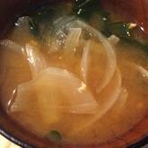 玉ネギとワカメのみそ汁