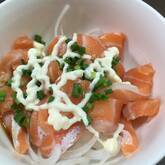 サーモンユッケ