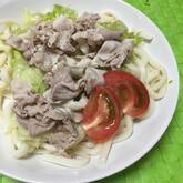 お肉も野菜もたっぷり！大満足の豚しゃぶのせサラダうどん
