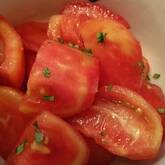 やわらか甘い！湯剥きトマトのシンプルサラダ