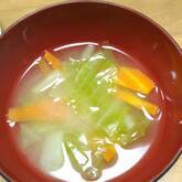 常備野菜で！キャベツとニンジンのみそ汁