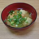 ジャガイモと玉ネギのみそ汁