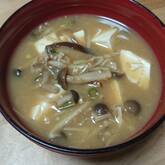 シメジと豆腐のみそ汁