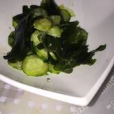 キュウリとワカメの梅こぶ茶和え