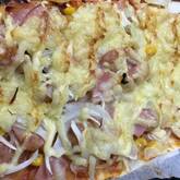 コーンとソーセージのピザ