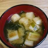 焼き白ネギとワカメのみそ汁
