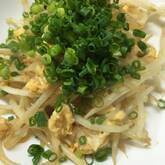 簡単激ウマ！もやしとふんわり卵のにんにくマヨ炒め