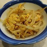 簡単激ウマ！もやしとふんわり卵のにんにくマヨ炒め