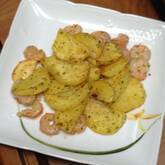 食欲そそる香り！エビとジャガイモのガーリック炒め