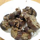 ひき肉とナスのピリ辛みそ丼